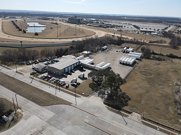 Lee & Associates – DFW Negotiates Industrial Outside Storage Sale Transaction of 2.5 Acres and 5,000 SF in Grand Prairie, TX